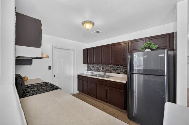 10 Nehemiah Place, Los Lunas, NM 87031
