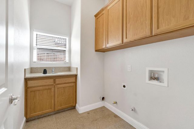 2852 Geary Avenue, Sanger, CA 93657