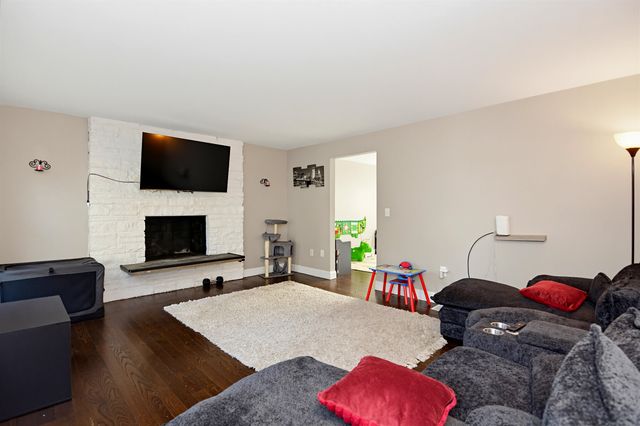 62 Robinson Road, Nashua, NH 03060
