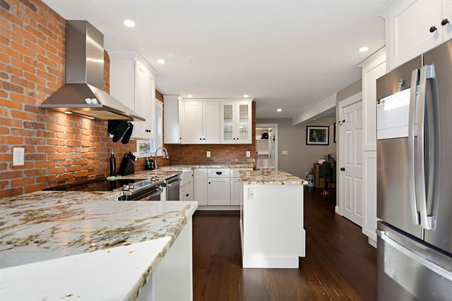 62 Robinson Road, Nashua, NH 03060