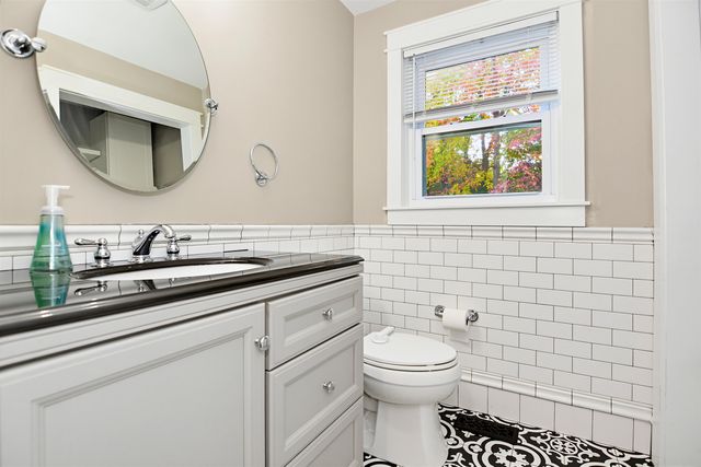 62 Robinson Road, Nashua, NH 03060