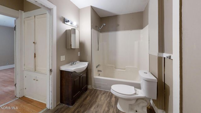 2118 Airport Highway, Toledo, OH 43609