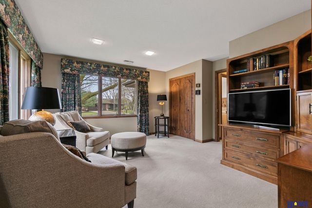 1918 Yorkshire Court, Lincoln, NE 68506