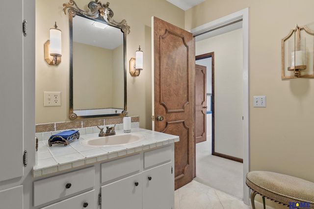 1918 Yorkshire Court, Lincoln, NE 68506