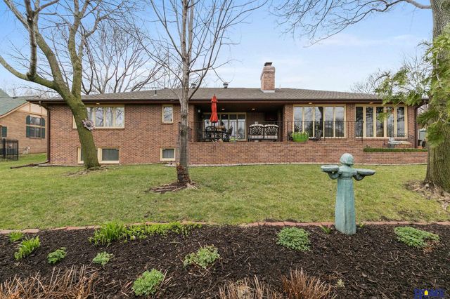 1918 Yorkshire Court, Lincoln, NE 68506