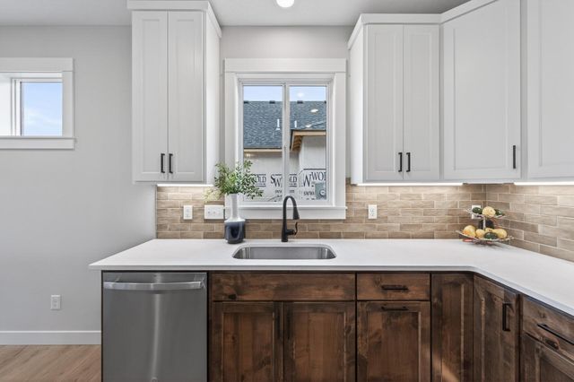 1201 Honeysuckle Lane, Cambridge, MN 55008