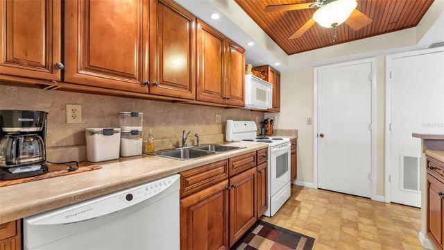 1130 N LAKE PARKER AVENUE C321, Lakeland, FL 33805