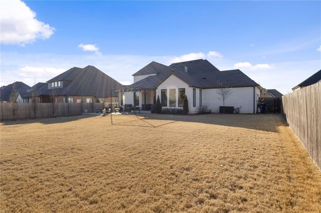 5615 S 58th Street, Rogers, AR 72758