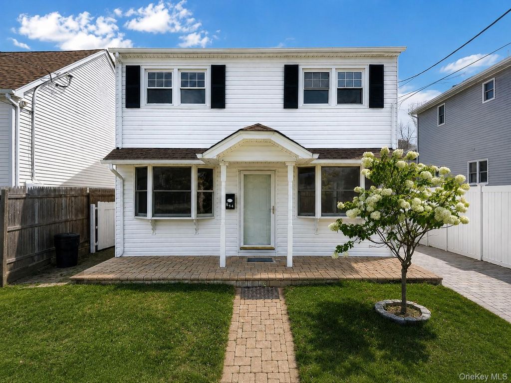644 South 8th Street, West Babylon, NY 11757 — exterior