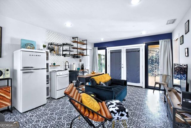 102 Stuart Street, Savannah, GA 31405