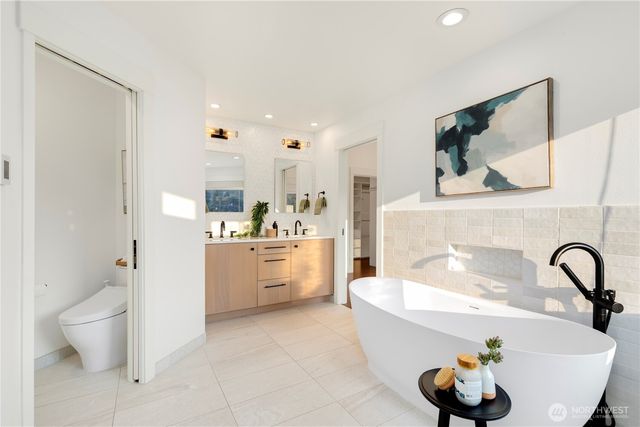 3241 32nd Avenue W, Seattle, WA 98199