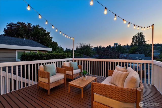 3241 32nd Avenue W, Seattle, WA 98199