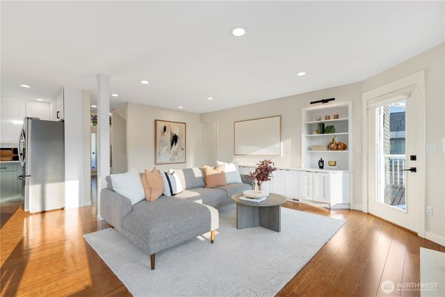3241 32nd Avenue W, Seattle, WA 98199