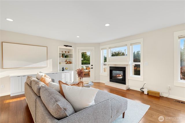 3241 32nd Avenue W, Seattle, WA 98199
