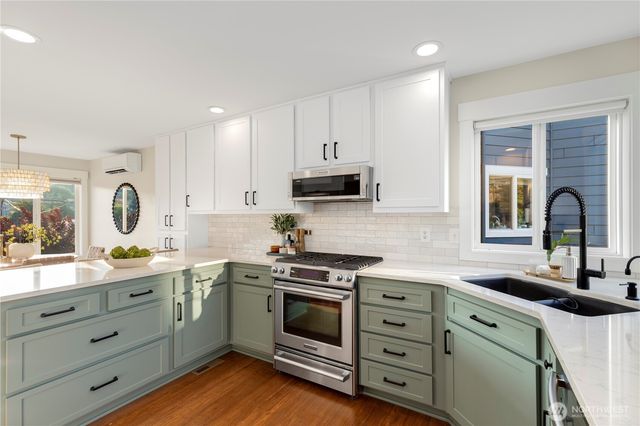 3241 32nd Avenue W, Seattle, WA 98199