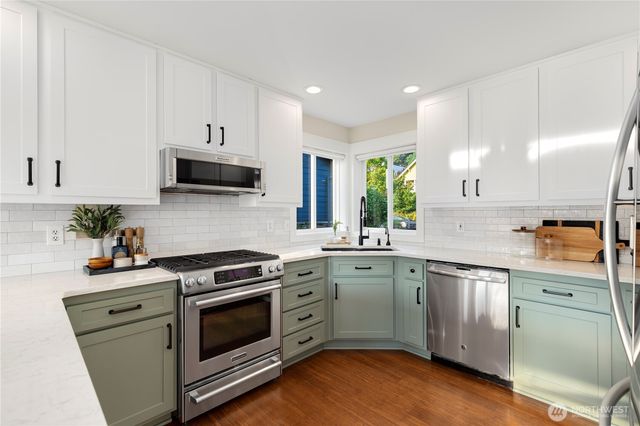 3241 32nd Avenue W, Seattle, WA 98199