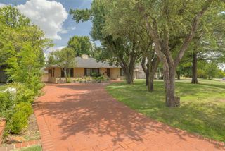 6409 N Hillcrest Avenue, Nichols Hills, OK 73116