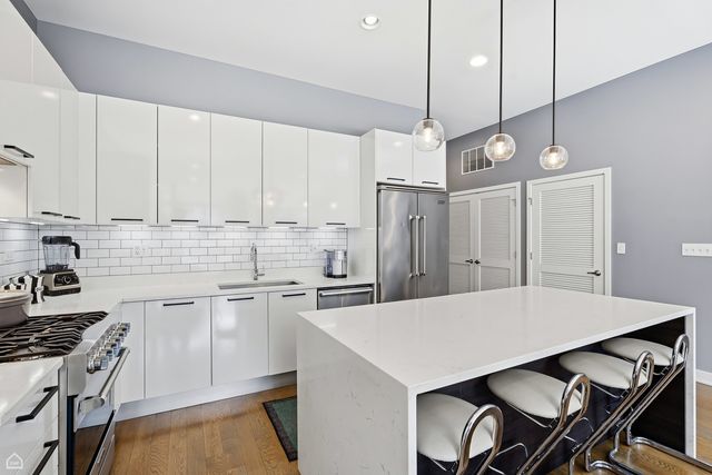 1611 N Hermitage Avenue 303, Chicago, IL 60622