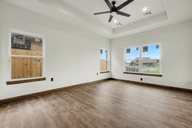 3921 NE Water Edge Dr, Lawton, OK 73507