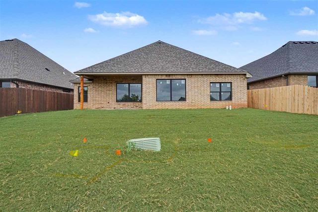 3921 NE Water Edge Dr, Lawton, OK 73507