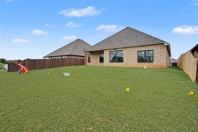 3921 NE Water Edge Dr, Lawton, OK 73507