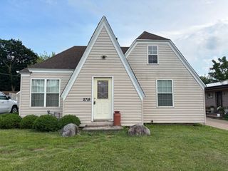 2715 W Ridgeland Avenue, Waukegan, IL 60085