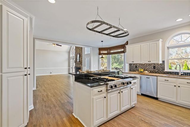 812 Lakemere Crest, Suwanee, GA 30024