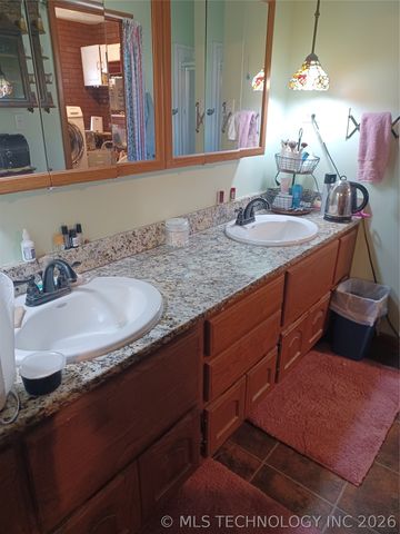 722 SW 4th Street, Checotah, OK 74426