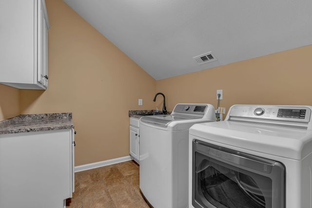 237 Dunwood Ct, Clarksville, TN 37043