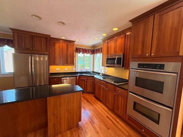 6 Bella Vista Ave, Mansfield, MA 02048