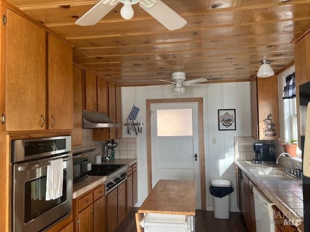 12605 Lakeshore Dr, Clearlake, CA 95422