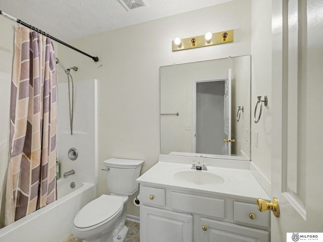 7710 N 80th Street, Omaha, NE 68122