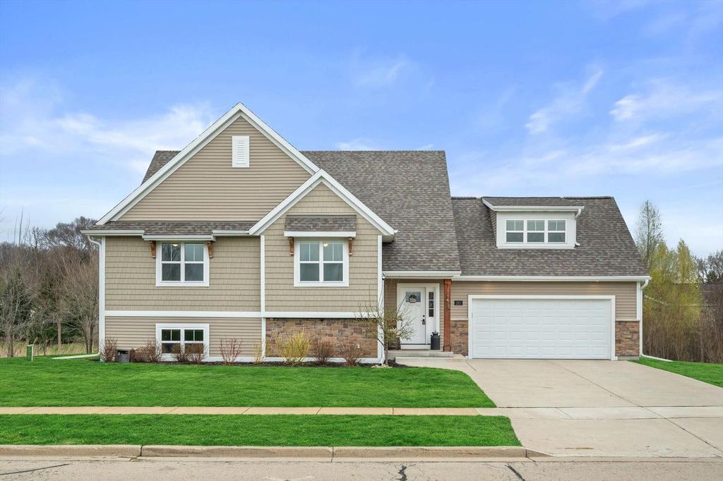 261 Cardinal DRIVE, Sullivan, WI 53178