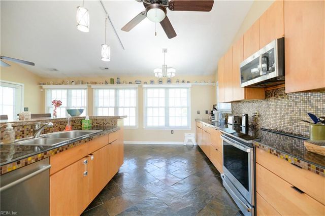 957 Heathland DR, Newport News, VA 23602