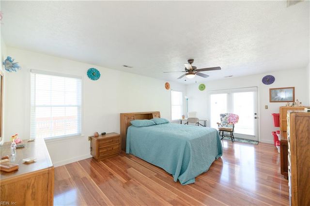 957 Heathland DR, Newport News, VA 23602