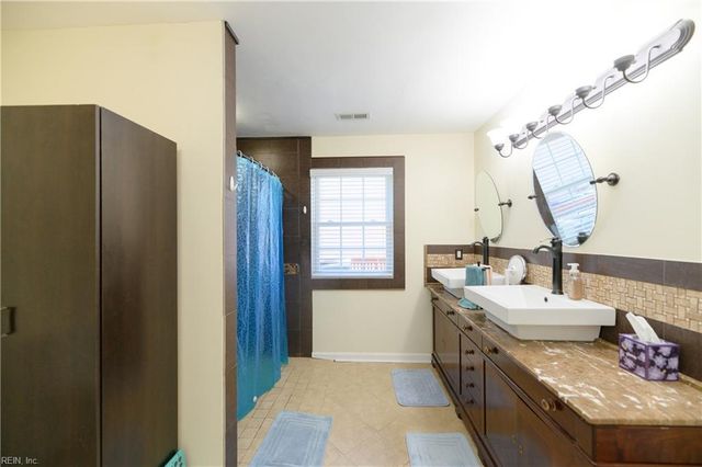 957 Heathland DR, Newport News, VA 23602