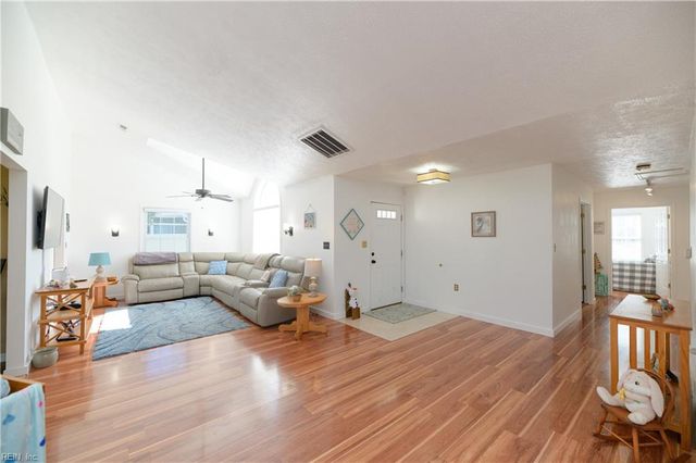 957 Heathland DR, Newport News, VA 23602