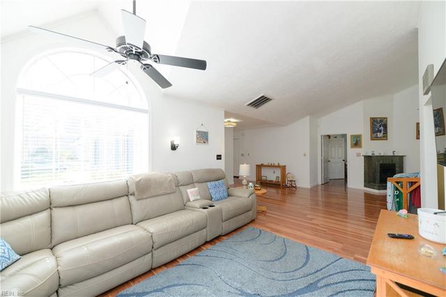 957 Heathland DR, Newport News, VA 23602