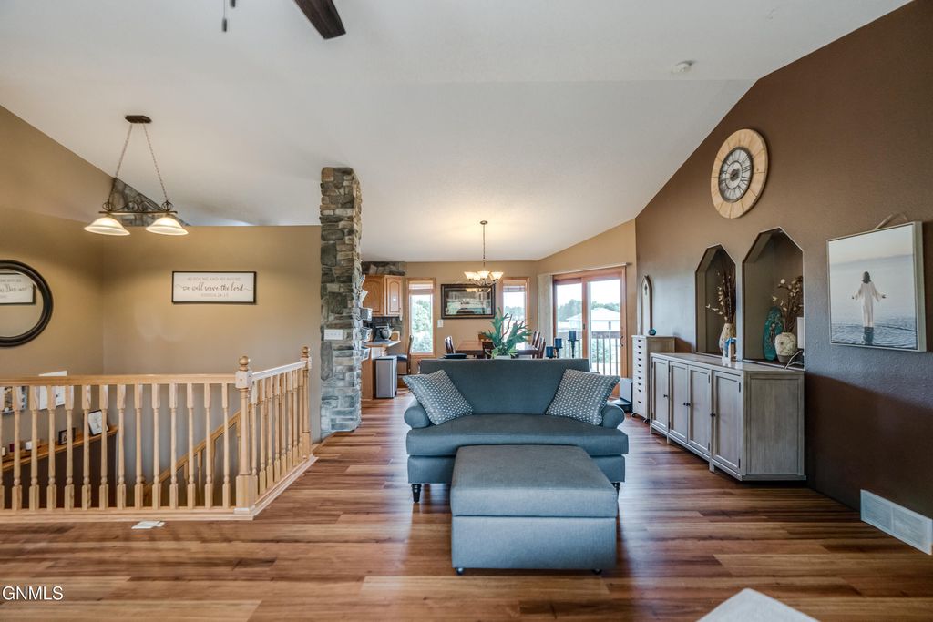 7260 Russell Road, Bismarck, ND 58503 photo 5