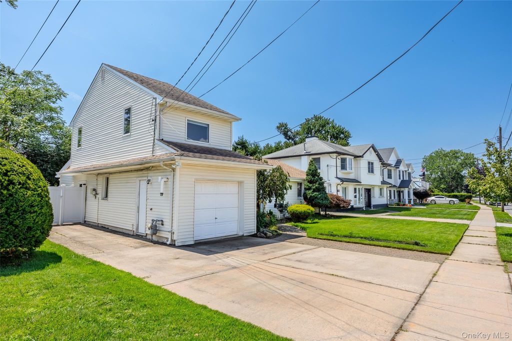 79 Spruce Lane, Valley Stream, NY 11581 — photo 5
