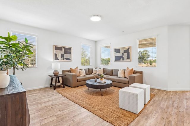9471 Pasaje Pl, Elk Grove, CA 95624