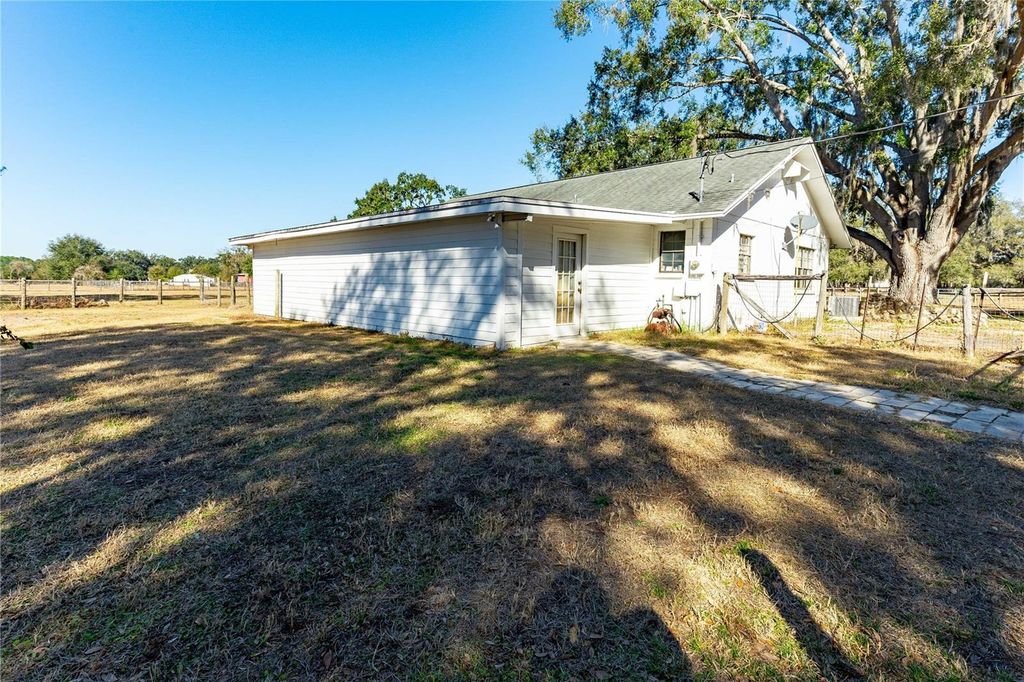 Image 20 of property listing at 27430 MILLER ROAD, Dade City, FL 33525