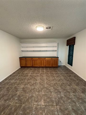704 Holly Hill Road, Edmond, OK 73003
