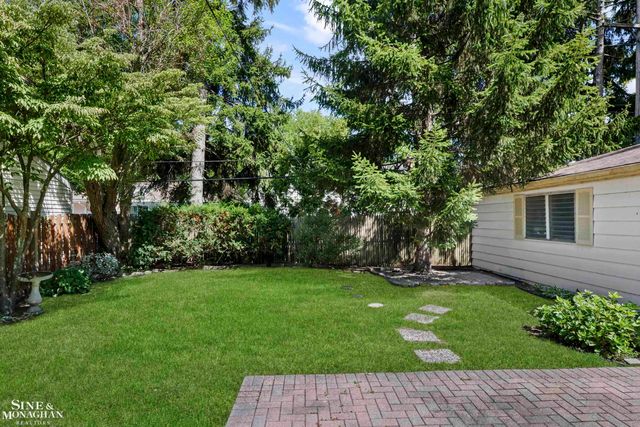 818 Cadieux Road, Grosse Pointe, MI 48230