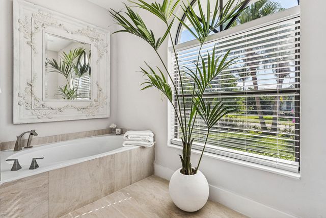 48 Harbour Drive N, Boynton Beach, FL 33435