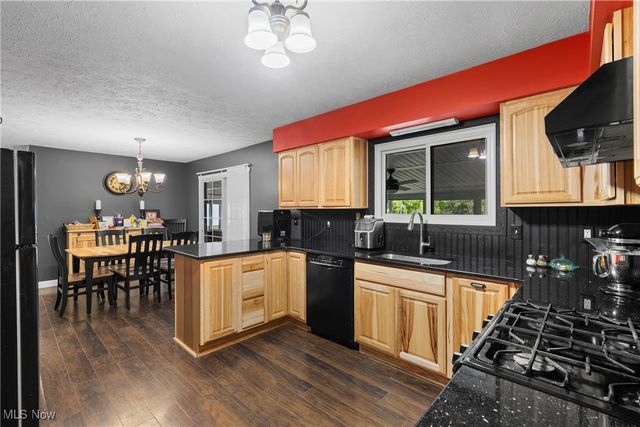 502 Valley Crest Drive, Mogadore, OH 44260