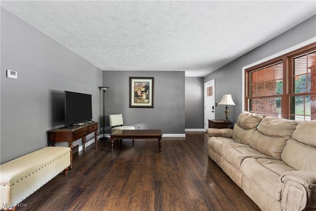 502 Valley Crest Drive, Mogadore, OH 44260