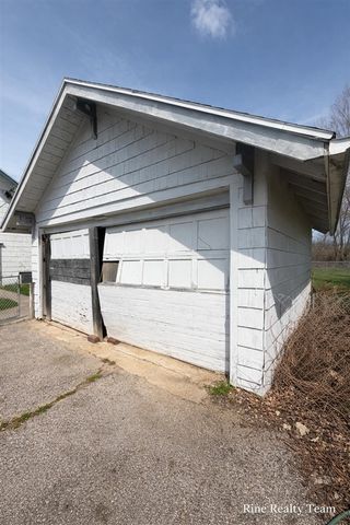 1091 N Benton Center Road, Benton Harbor, MI 49022