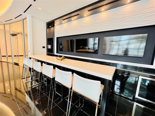 851 NE 1st Av 2808, Miami, FL 33132