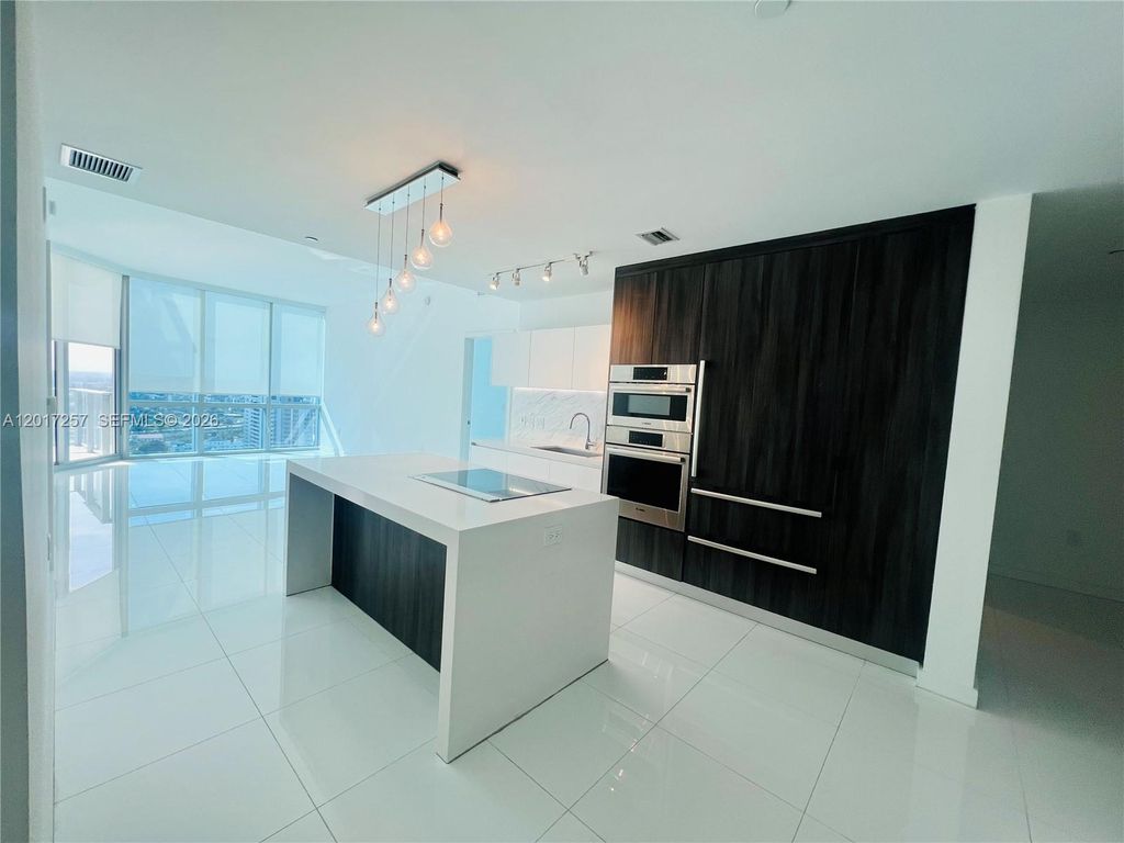 851 NE 1st Av 2808, Miami, FL 33132